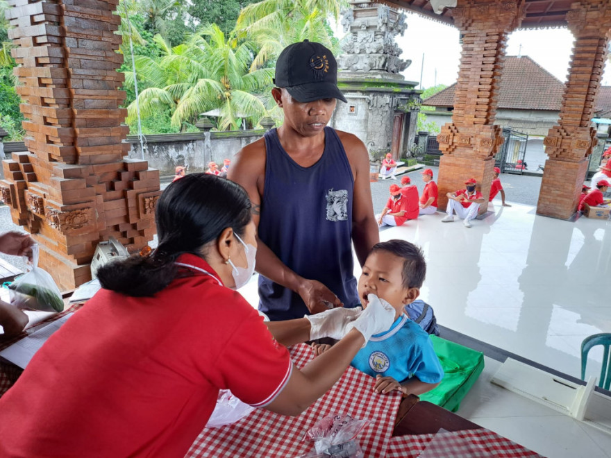 Memantau Tumbuh Kembang Anak serta Pemberian Vitamin A dan Obat Cacing di Posyandu yaitu di Banjar Delod Yeh