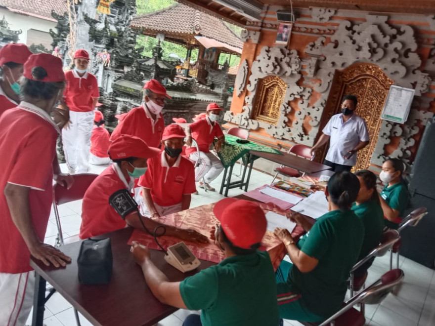 Pengecekan Gula Darah Dari UPTD Puskesmas Mengwi I pada Lansia di Banjar Penyarikan