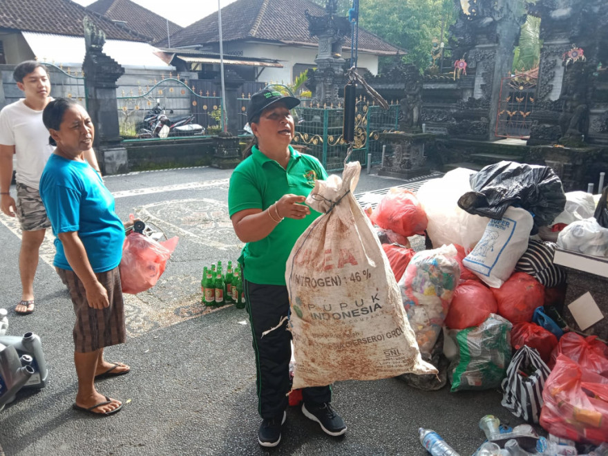 Kegiatan Rutin Bank Sampah Di Desa Kekeran